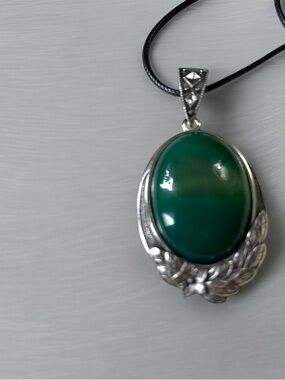 Green Jade Oval Stone Pendant Necklace with Silver-Tone Detail